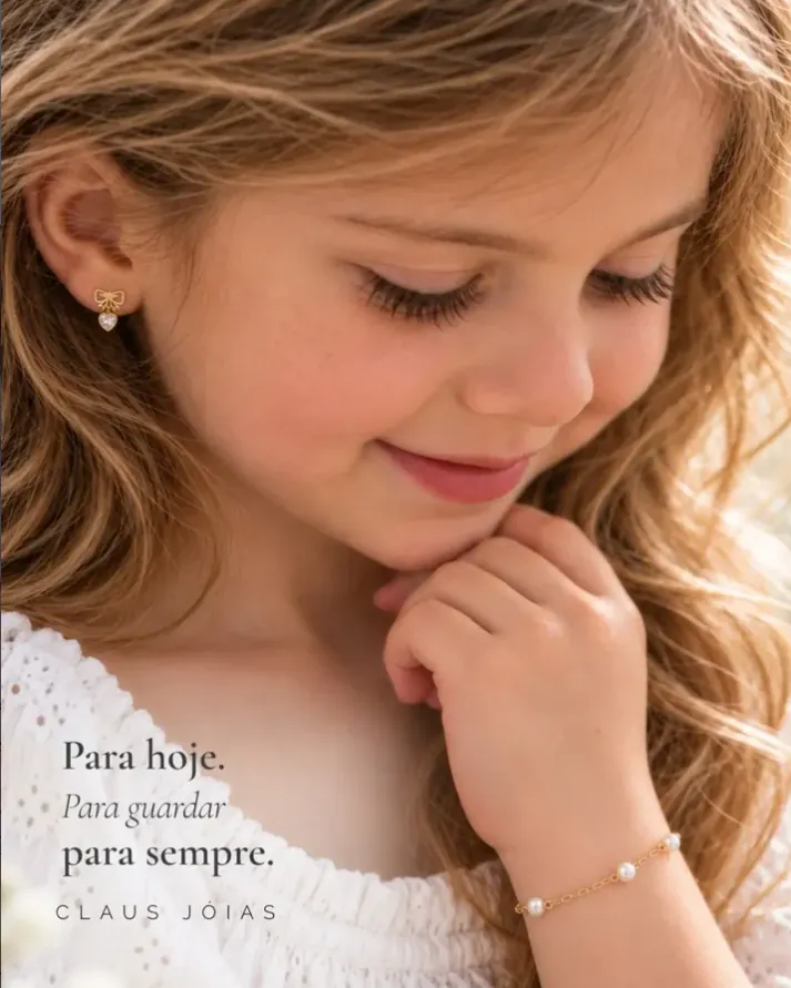 Menina com brinco de laço e pulseira de pérolas
