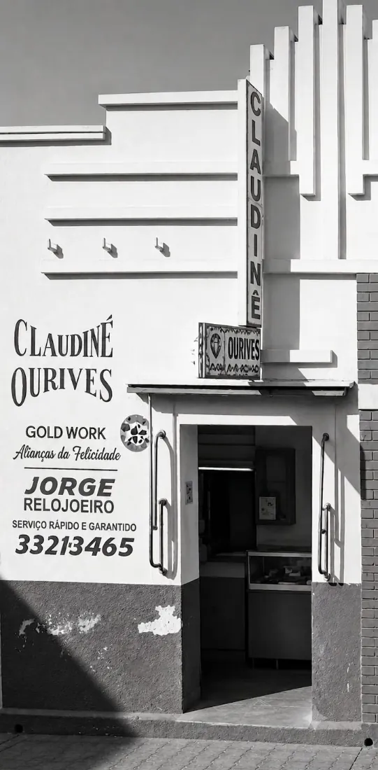 Fachada antiga da oficina Claudiné Ourives, em Formiga, em foto preto e branco
