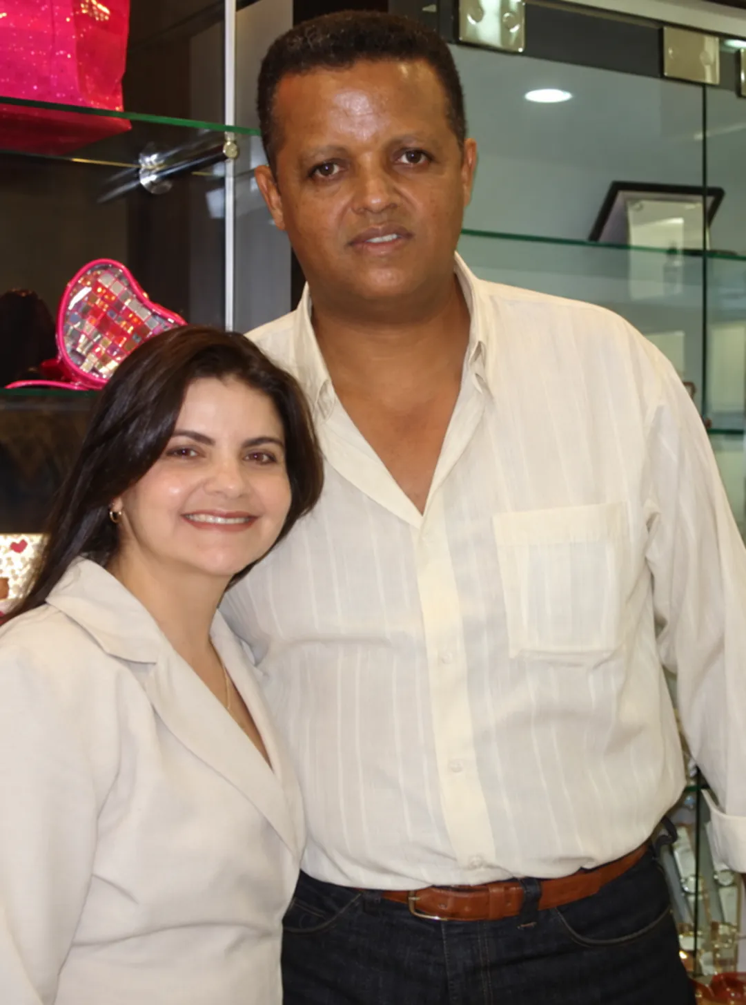 Casal da família Claus na loja em Formiga